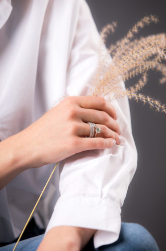 Frauenhand mit silbernen Ringen am Finger