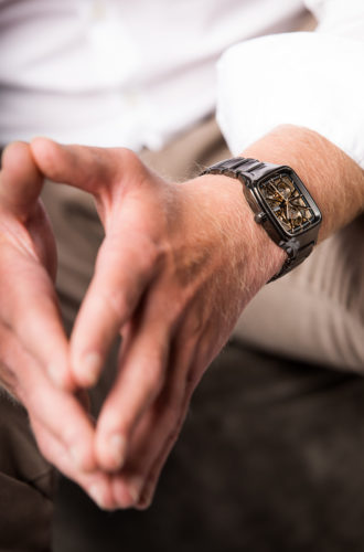 Männerhand mit dunkler Uhr am Handgelenk